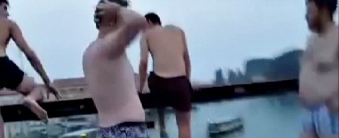 Copertina di Venezia, tuffi nel Canal Grande dal ponte di Calatrava.  Il video rilancia le polemiche sul turismo del degrado