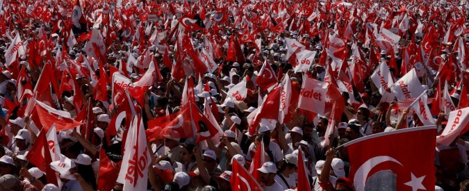 Turchia, centinaia di migliaia in corteo contro Erdogan. L’opposizione in piazza a Istanbul: “Marciamo per la giustizia”