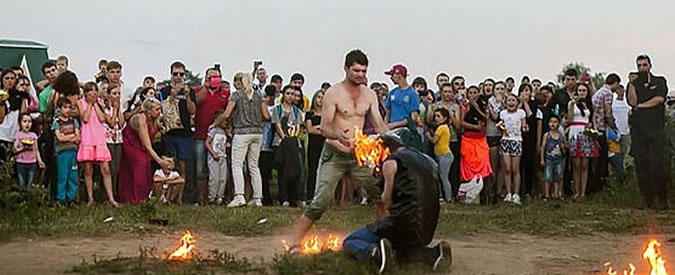 Copertina di Attenti, non è un gioco: sta arrivando Mangiafuoco: la distrazione dell’artista di strada terrorizza il pubblico