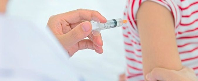 Vaccini, cosa succederebbe se la legge sull’obbligo venisse abrogata