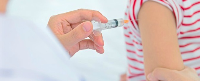 Vaccini, padre incolpa un medico di Cosenza della malattia del figlio e lo aggredisce: è ai domiciliari
