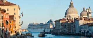 Copertina di Venezia, il Guardian contro le grandi navi: “Se ci andate non dimenticate la maschera anti-inquinamento”