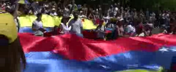 Copertina di Roma, venezuelani in piazza Risorgimento per il referendum contro Maduro