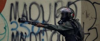 Copertina di Venezuela, rapporto di Amnesty: “Raid illegali nelle case. Forze di sicurezza usano violenze e lacrimogeni”