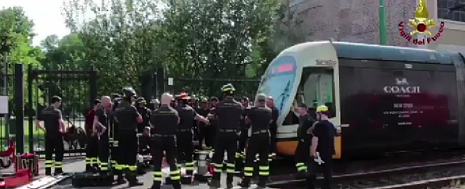 Copertina di Milano, un uomo investito da un tram: ma è un’esercitazione dei vigili del fuoco