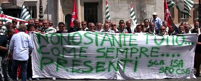 Copertina di Vigili del fuoco scendono in piazza: “Noi sempre in prima linea, abbiamo bisogno di mezzi e uomini. Così non ce la facciamo”