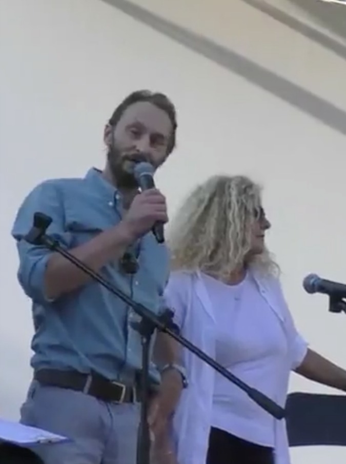 Copertina di Villaggio, l’addio sulle note di De André. Il figlio: “Sarebbe felice. Aveva paura di morire durante i mondiali”