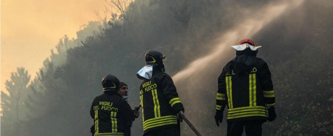 Incendi, a Messina presi tre piromani minorenni. Il Procuratore di Trapani: “I cittadini denuncino o la Sicilia andrà in fumo”