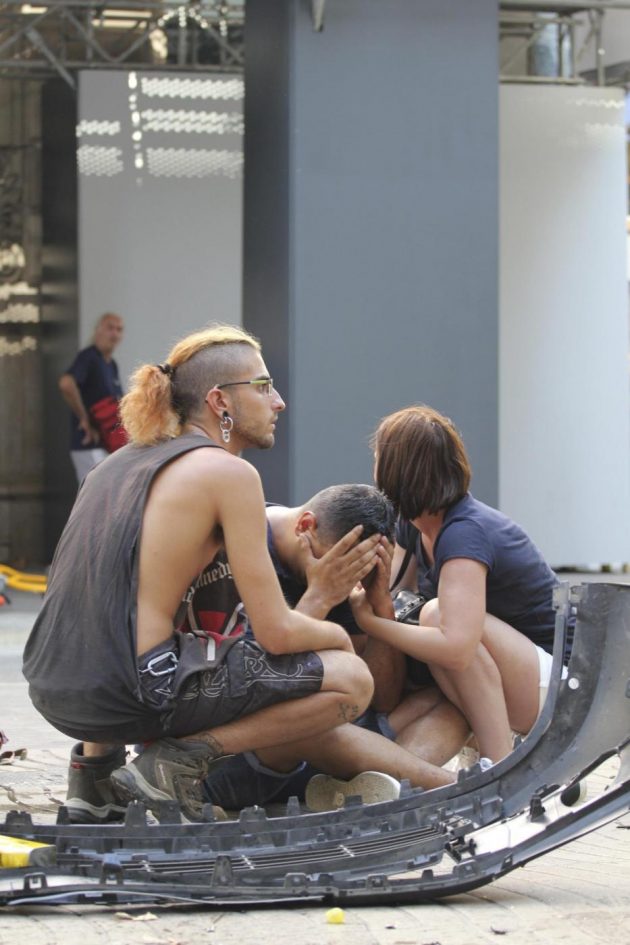 Attentato Barcellona - furgone travolge decine di persone sulla Rambla. “Almeno 13 morti”. Aggressore asserragliato in un locale con ostaggi – (FOTO E VIDEO)