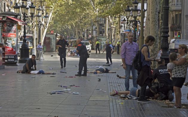 Attentato Barcellona - furgone travolge passanti sulla Rambla : 13 morti. Due sospetti fermati e uno in fuga. Isis rivendica (FOTO E VIDEO)