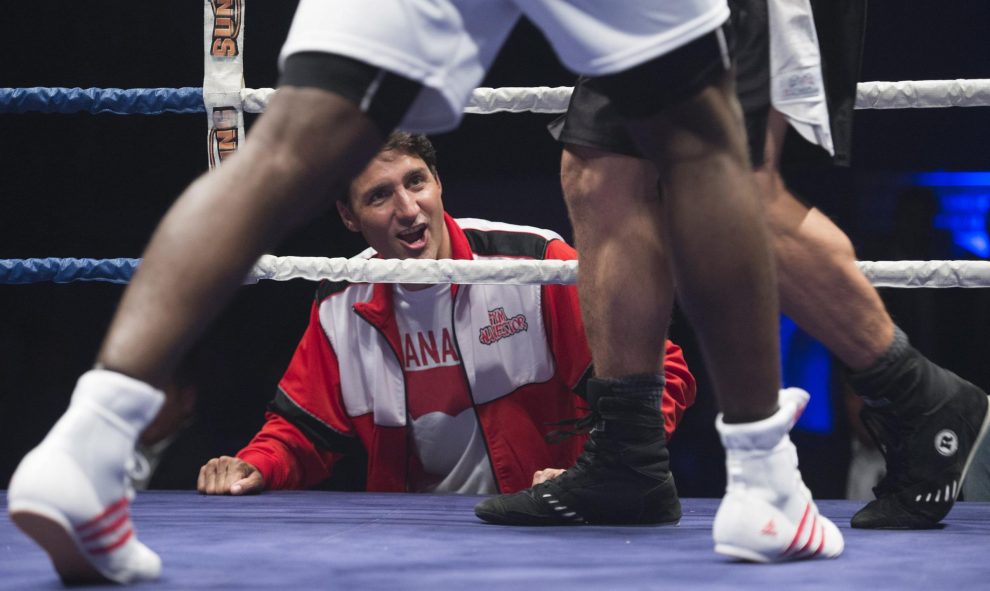 Prime Minister Justin Trudeau looks on during a charity boxing event in Montreal, PQ, Canada, Wednesday, August 23, 2017. Photo by Graham Hughes/CP/ABACAPRESS.COM 604167PM Trudeau At A Charity Boxing Event – MontrealIl Primo Ministro canadese Justin Trudeau sul ring per beneficenzaLaPresse  — Only Italy