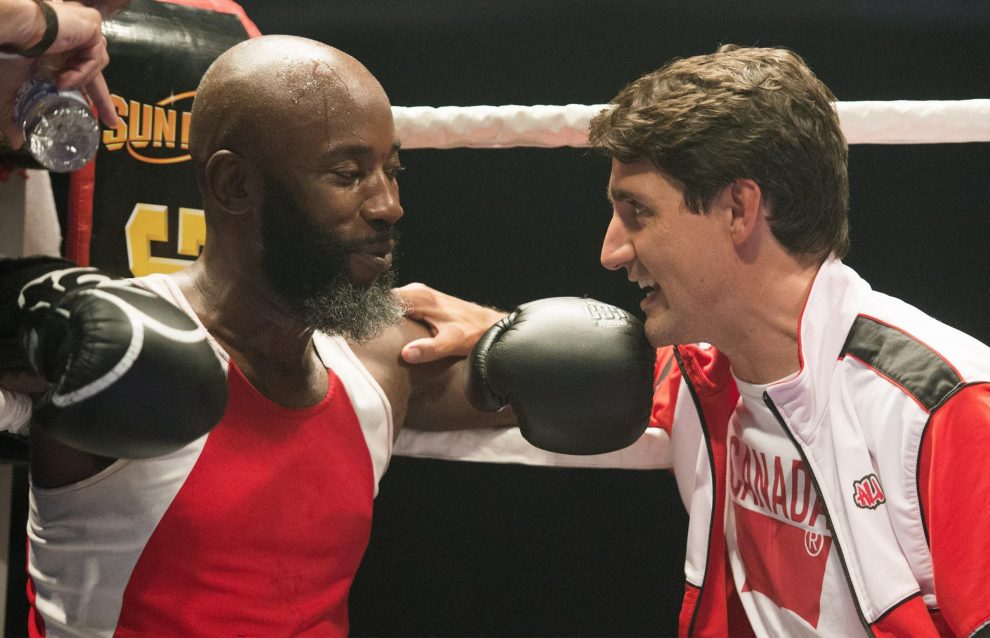 Prime Minister Justin Trudeau, right, talks with boxer Ali Nestor in between rounds of a charity boxing event in Montreal, PQ, Canada, Wednesday, August 23, 2017. Photo by Graham Hughes/CP/ABACAPRESS.COM 604167PM Trudeau At A Charity Boxing Event – MontrealIl Primo Ministro canadese Justin Trudeau sul ring per beneficenzaLaPresse  — Only Italy
