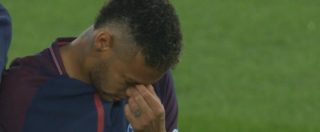 Copertina di Neymar, minuto di silenzio per le vittime di Barcellona prima della partita: la reazione del brasiliano è da brividi