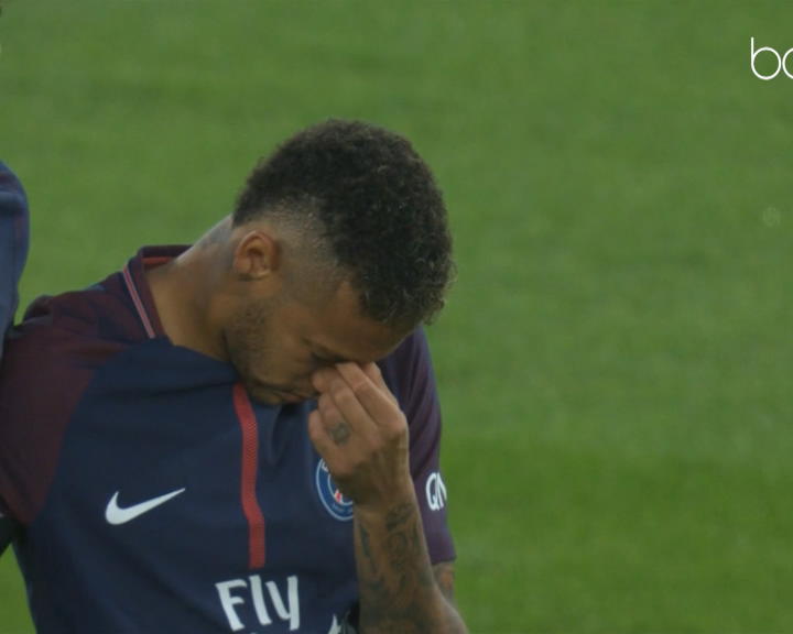 Copertina di Neymar, minuto di silenzio per le vittime di Barcellona prima della partita: la reazione del brasiliano è da brividi