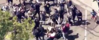 Copertina di Usa, scontri tra anarchici e sostenitori di Trump: 6 feriti. Polizia arresta 14 persone
