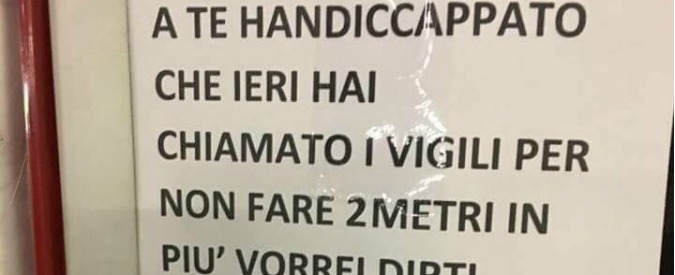 Cartello di insulti al disabile nel parcheggio a Milano, autore filmato da telecamere di sicurezza e identificato