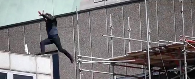 Copertina di Tom Cruise, l’età passa per tutti: saltare è diventata una “mission impossible”