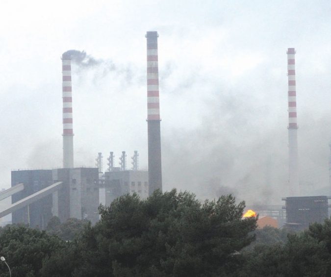 La regia - Il ministro dello Sviluppo Carlo Calenda e uno stabilimento molto energivoro, l’Ilva di Taranto - Ansa Energia, quei rincari segreti che zavorrano le bollette per miliardi di euro