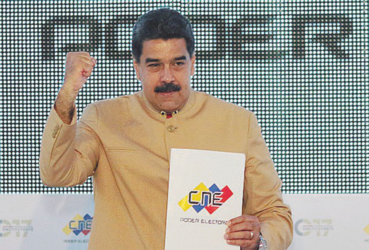 In bilico - Il presidente Nicolas Maduro e scontri nelle strade di Caracas - Ansa/Reuters “Altro che socialismo: Maduro come Renzi, ha dato solo elemosine”