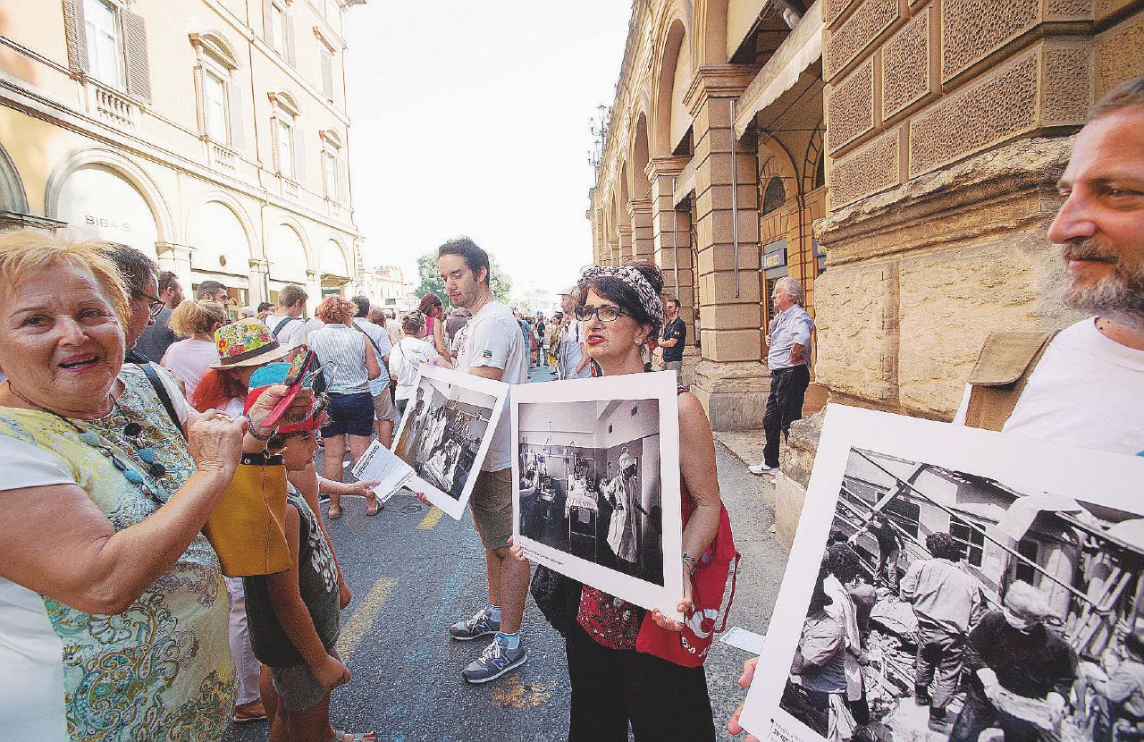 La commemorazione - Il corteo lungo viale dell’Indipendenza - LaPresse Strage della stazione, i parenti delle vittime contro governo e pm: “Ci sentiamo traditi”