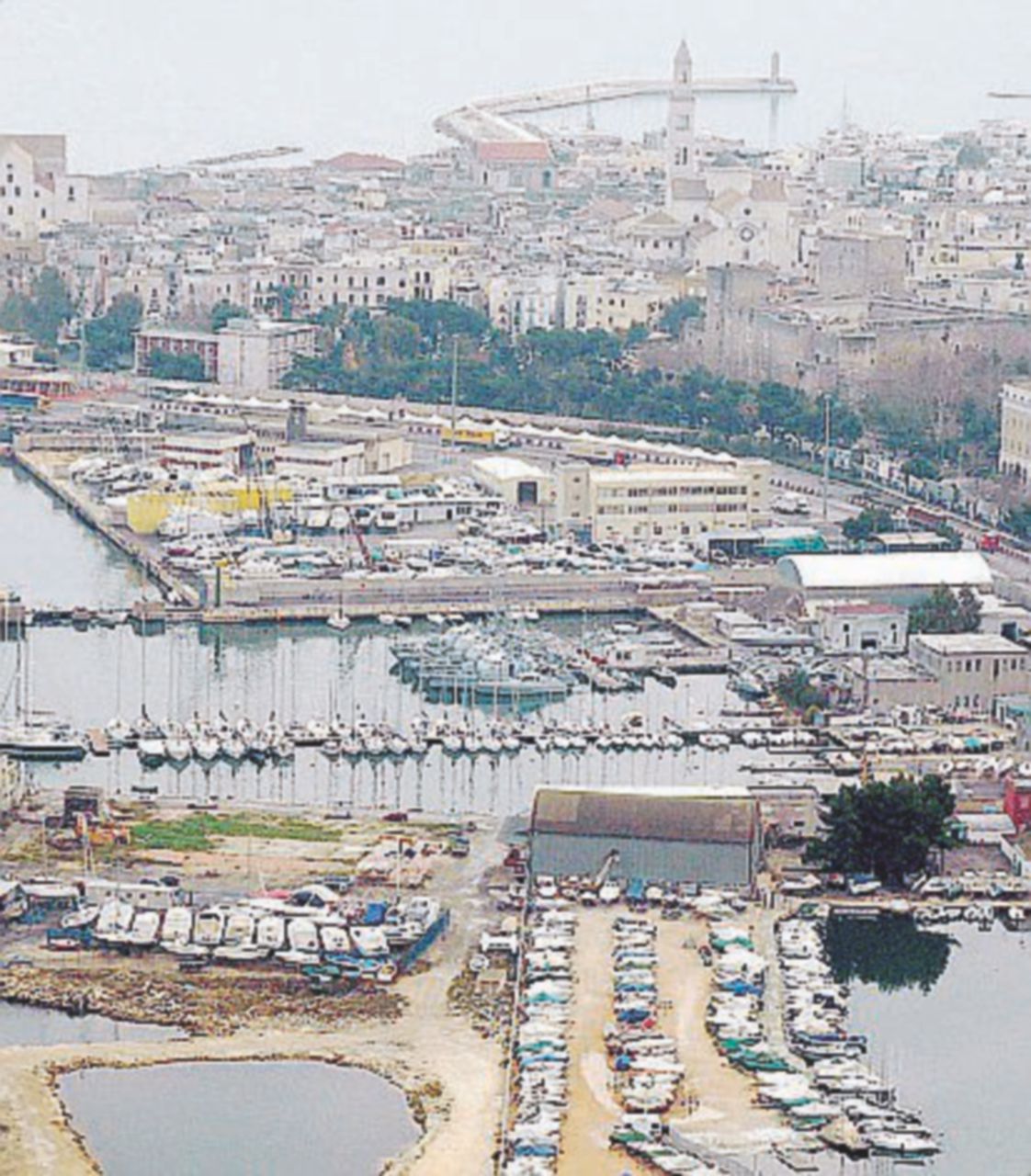 Il porto a Bari - Ansa Ragazza attirata in una trappola al porto e violentata dal branco
