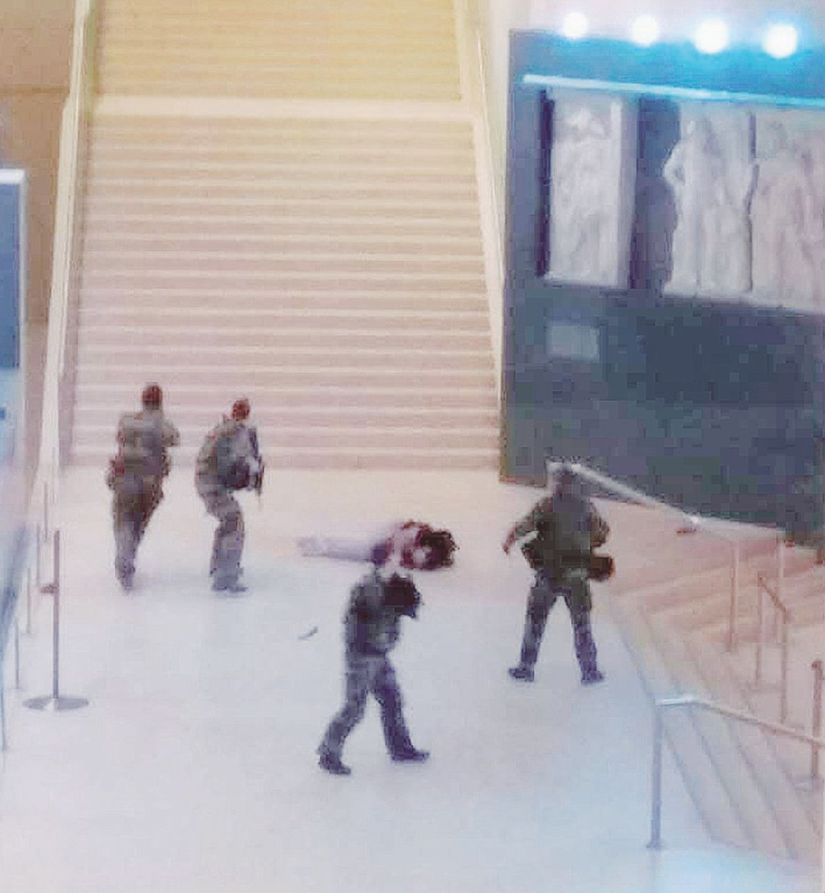 Lupi solitari - L’attentato al Louvre dello scorso febbraio - LaPresse È un flop la riabilitazione del jihadista riluttante