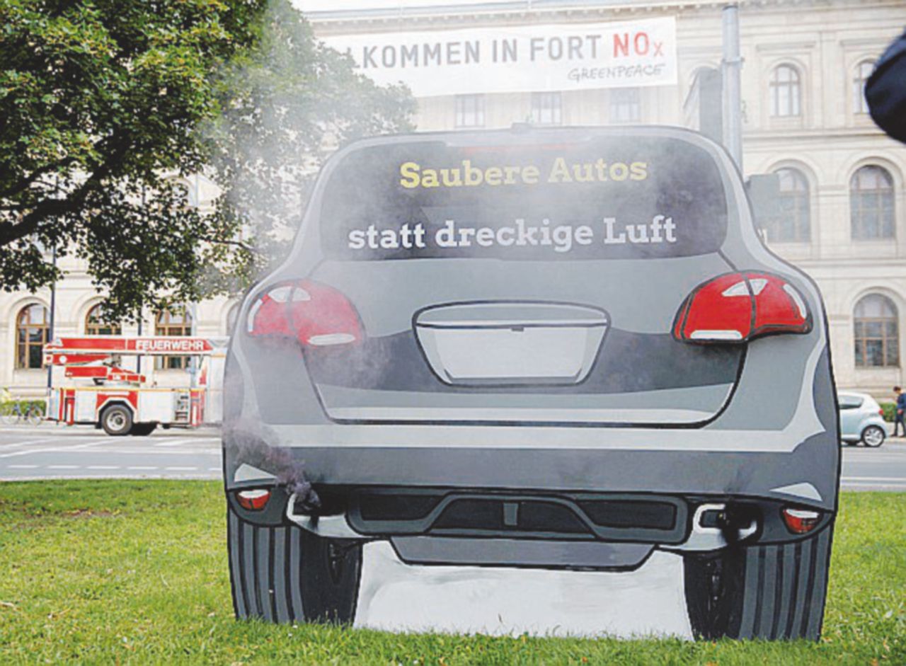 Emissioni fuori norma - I costruttori di auto tedeschi hanno spuntato l’intervento meno oneroso - Ansa Regalo della Merkel a Volkswagen & C.