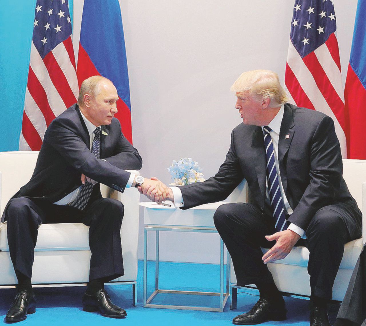Qua la mano - Il presidente russo Putin con Trump al G20 di Amburgo Usa-Russia, sanzioni show: basta non toccare gli affari
