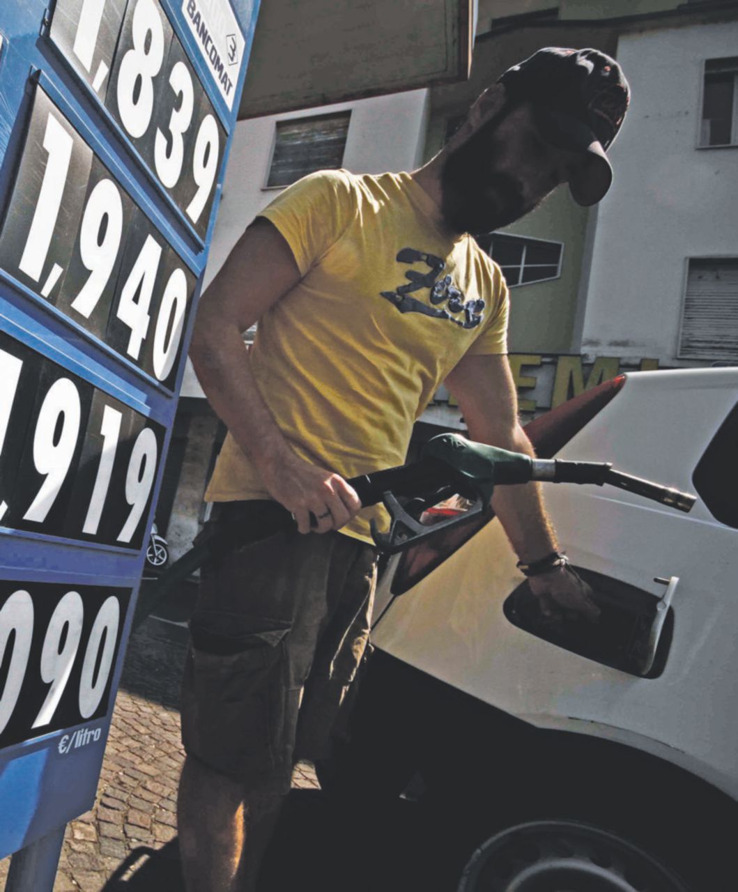 Copertina di La nuova schiavitù della classe media: si lavora per niente