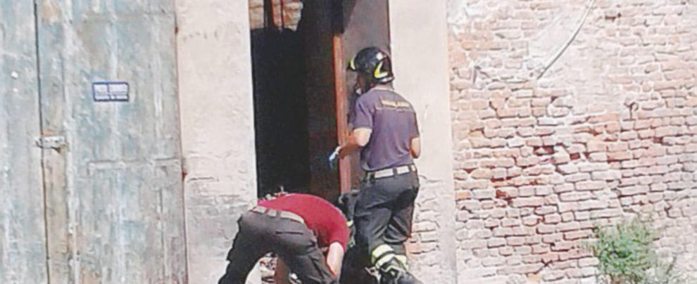 L’ultimo dramma - Vigili del fuco entrano in casa del 77enne che ieri ha ucciso la famiglia e si è suicidato: aspettava lo sfratto - Ansa Crisi, suicidi e il dibattito senza i numeri Istat
