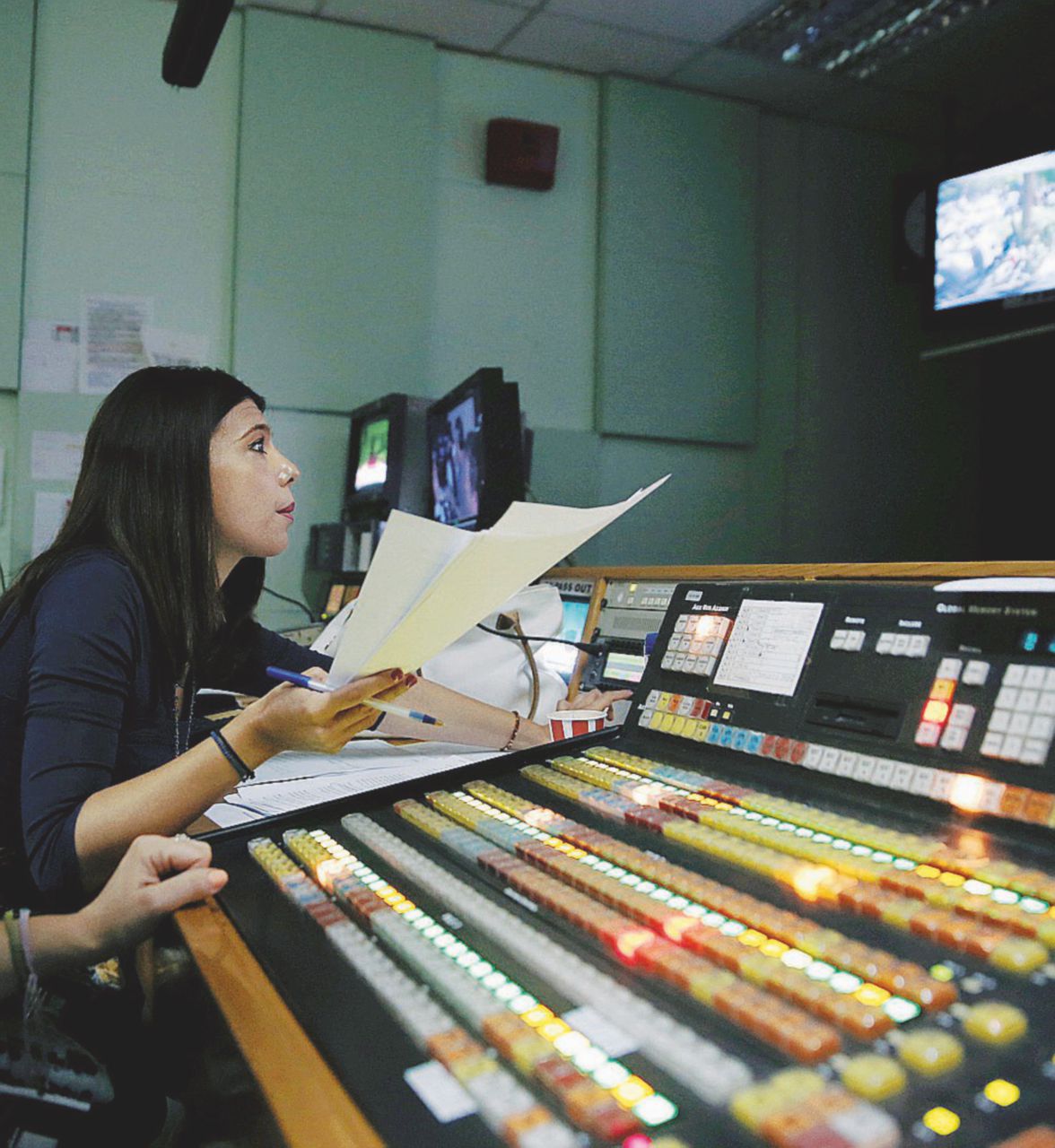 Studi - Una sala di regia di una tv locale - Ansa La scusa fake news per minacciare le tv locali sui fondi