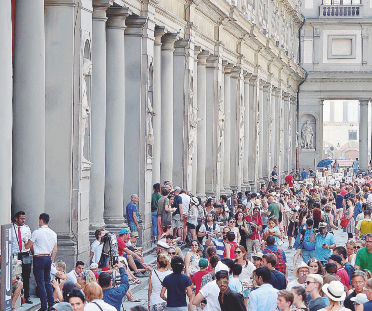 Gli Uffizi chiudono per il caldo e i visitatori in coda si ribellano Gli Uffizi chiudono per il caldo e i visitatori in coda si ribellano