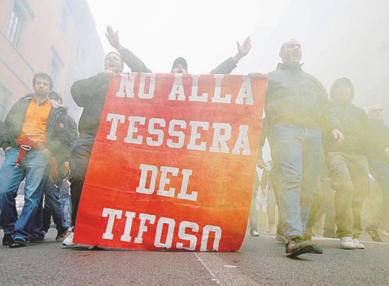 Calcio, allo stadio senza tessera del tifoso Calcio, allo stadio senza tessera del tifoso