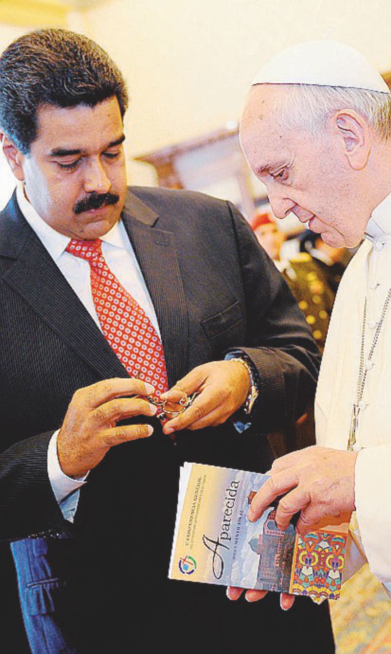 Maduro con papa Francesco - Ansa Maduro se ne frega del Papa: si insedia la sua Costituente