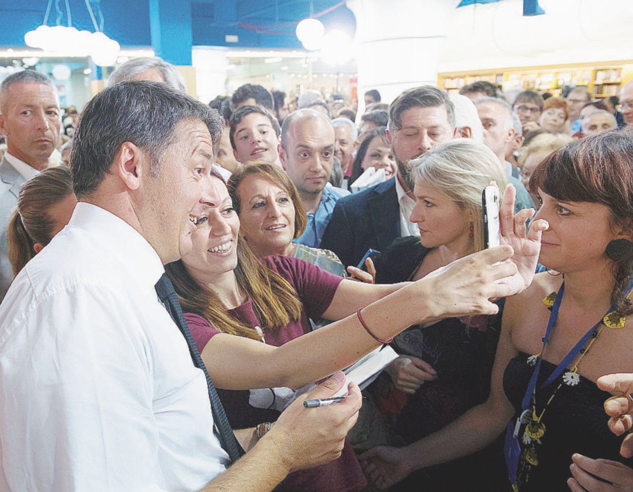 Copertina di Il fotografo di Palazzo Chigi che segue gli eventi di Renzi