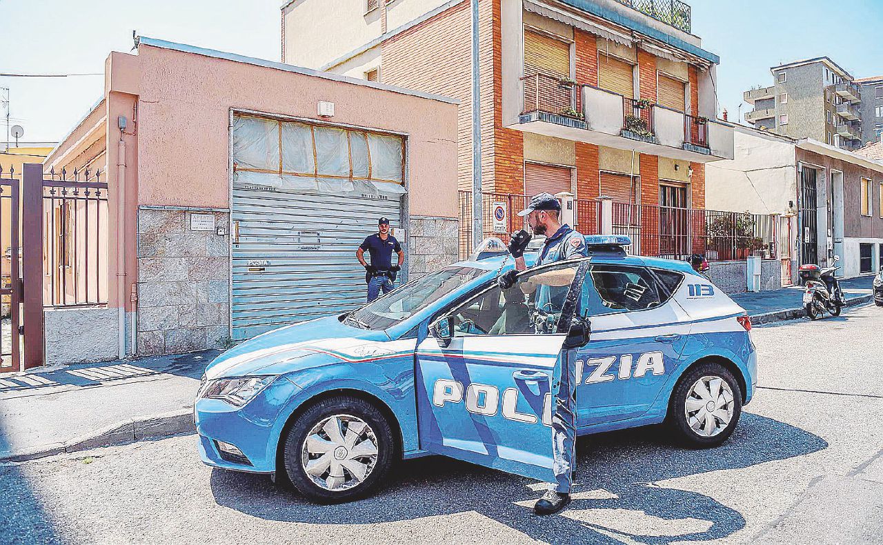 L’inganno - Nella foto: gli agenti sul finto set usato dai rapitori per attirare la ragazza - LaPresse Drogata sul set: volevano vendere online una modella