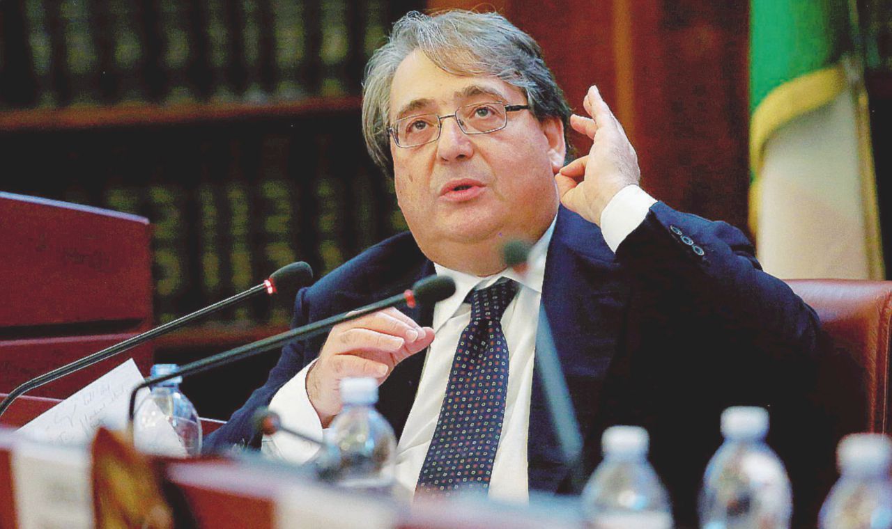 Era sospeso da sei mesi - Roberto Napoletano è rimasto a lungo autosospeto dopo l’indagine sulle copie - Ansa Napoletano, 700 mila euro di buonuscita. Protestano gli azionisti del Sole 24 Ore