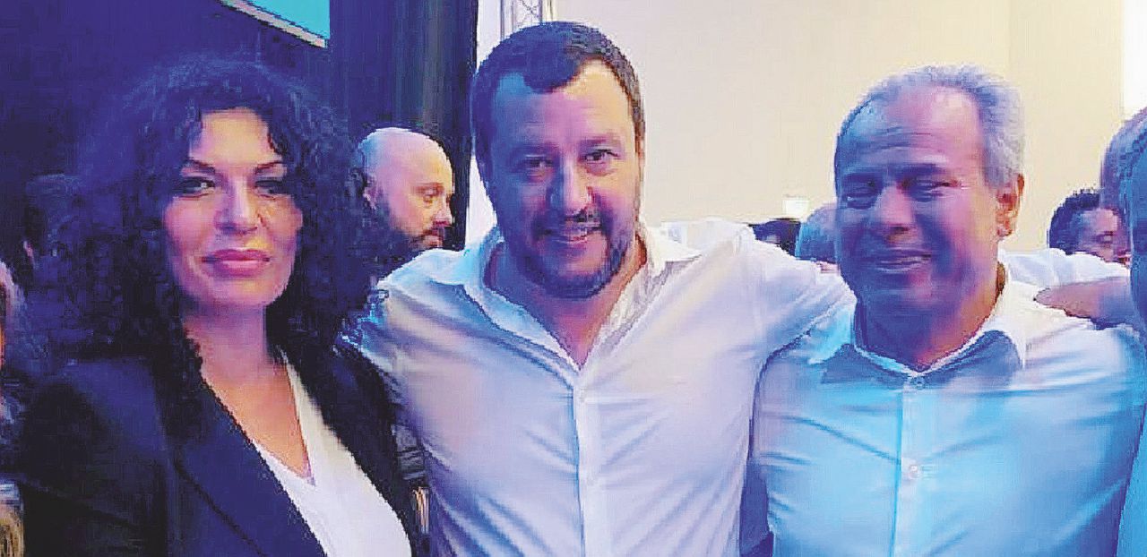 Insieme - A lato, Borriello fotografato insieme al leader della Lega Nord, Matteo Salvini, a Napoli l’11 marzo Arrestato il sindaco fan di Salvini: mazzette in cambio dell’appalto rifiuti