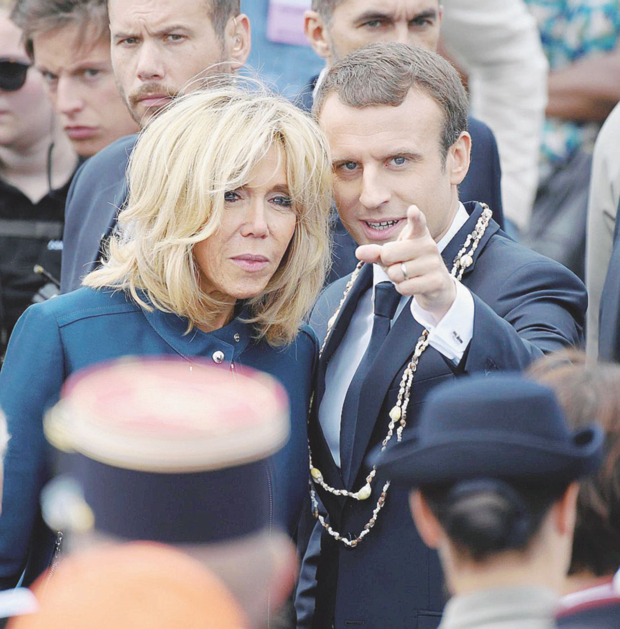 Status reale - Macron con la “Première Dame” Brigitte - Ansa Les jeux sont faits. I francesi voltano le spalle a Macron