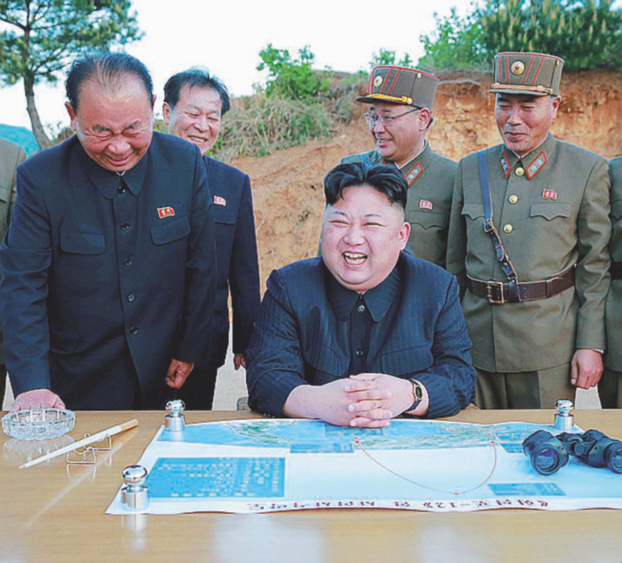 Sogno atomico - Kim Jong-un assiste al lancio del missile Hwasong-12 (Marte-12) - Reuters Trump-Kim e il ping pong della Bomba