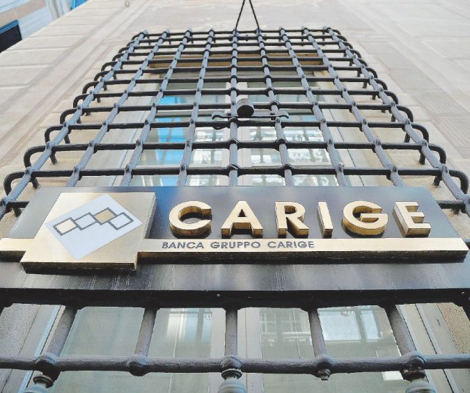 A picco - La sede di Banca Carige a Genova. Negli anni, il titolo dell’istituto di credito è crollato del 95 per cento in Borsa - Ansa Carige, la crisi infinita della banca svaligiata dai suoi top manager