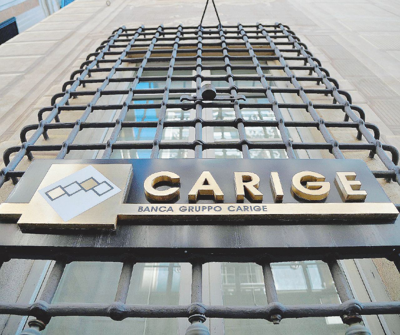 Copertina di Carige, la crisi infinita della banca svaligiata dai suoi top manager
