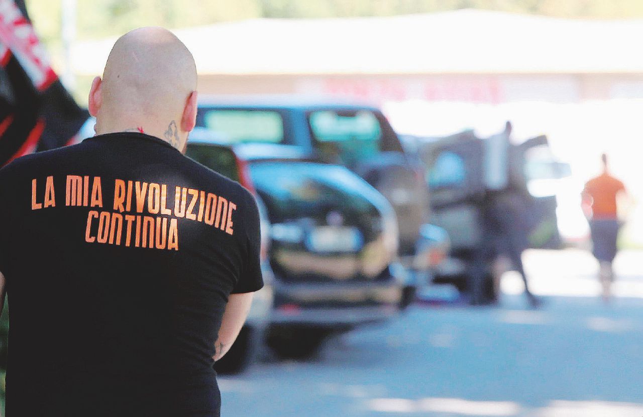 Skinhead - Un militante di una formazione di estrema destra - Ansa Raid naziskin, 11 contro uno: “Ragazzo pestato per una maglietta ‘sbagliata’”