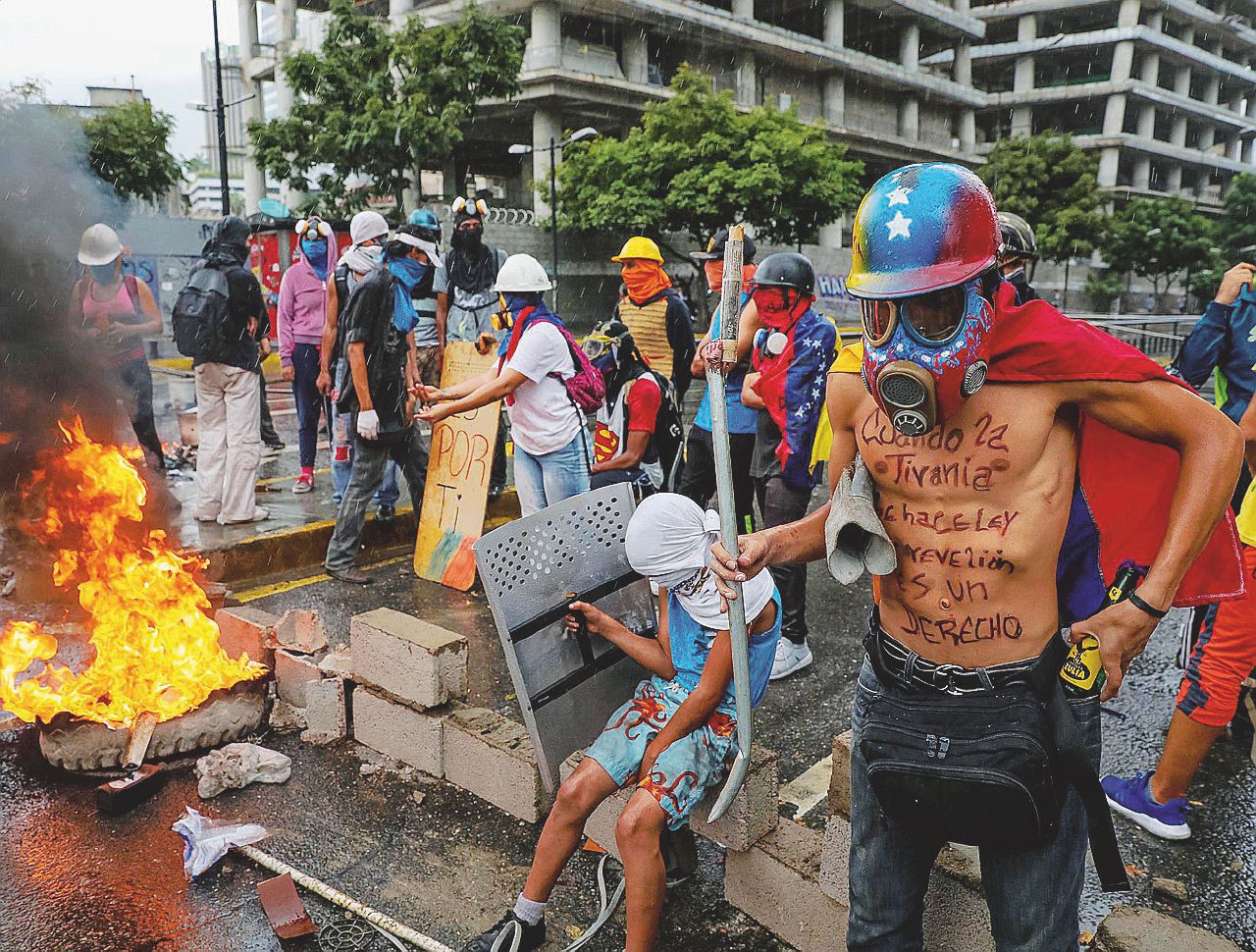 Protesta continua - Manifestazioni a Caracas: finora 123 i morti degli scontri. A destra, Vanessa Ledezma - Ansa “Mio padre vittima sacrificale. Così il regime si allunga la vita”