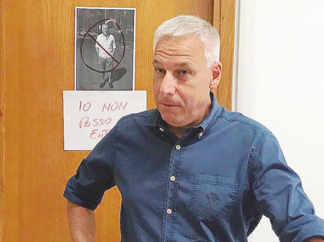 Il sindaco davanti a un cartello affisso per scherzo - Ansa Sindaco cacciato dal ristorante perché indossava i bermuda: “È come una piccola violenza”