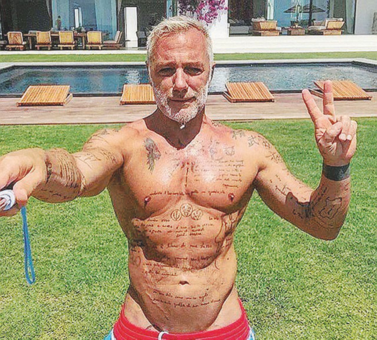 “Enjoy” - Cioè “goditela” è lo slogan con cui chiude i suoi post su Instagram Gianluca Vacchi Buco milionario: Banco Bpm fa la festa a Vacchi