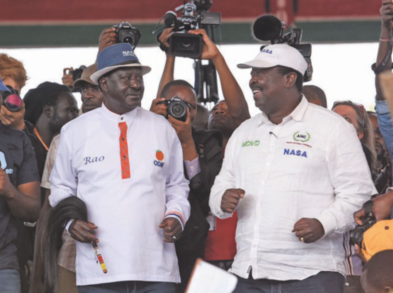 Padre della patria - Odinga e Kenyatta; a seguire il padre - LaPresse Il male necessario vince nell’urna keniota