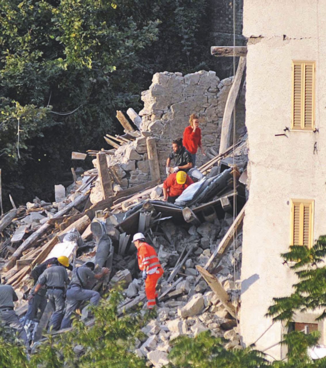 Macerie - una casa crollata per il sisma del 2016. In alto, Anna Casini - Ansa Il fratello dell’assessore Pd vince la gara-ricostruzione