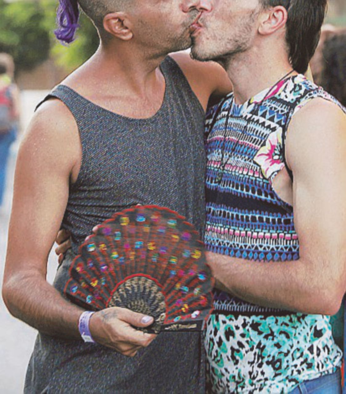 Un bacio al gay pride - LaPresse Omosessuali, orgoglio e pregiudizi