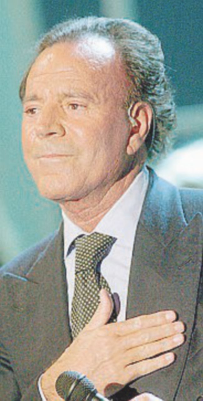 Copertina di Julio Iglesias la canta al suo “El amigo”, pene fedele, ardente e iperattivo